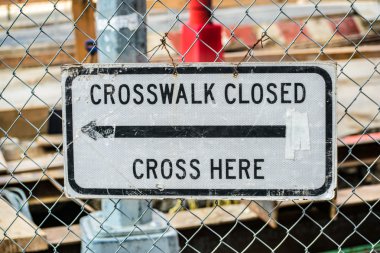 Burada işareti kapalı yaya geçidi