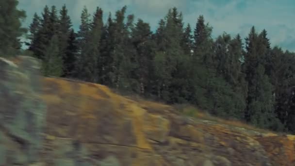 Panoramautsikt över vägen från fönstret på en bil i rörelse. Kola motorväg genom Karelen, Ryssland. — Stockvideo