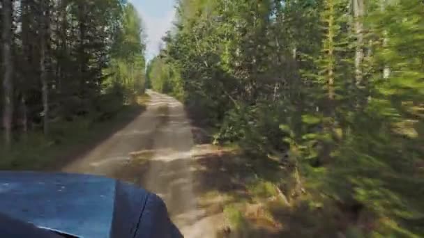 Vista da janela de um carro que passa. Estrada da terra em Karelia, Rússia — Vídeo de Stock