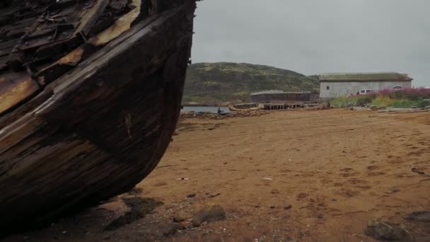 Pozostałości statków na brzegu w dalekiej północnej wiosce Teriberka na Półwyspie Kolskim, Rosja. — Wideo stockowe