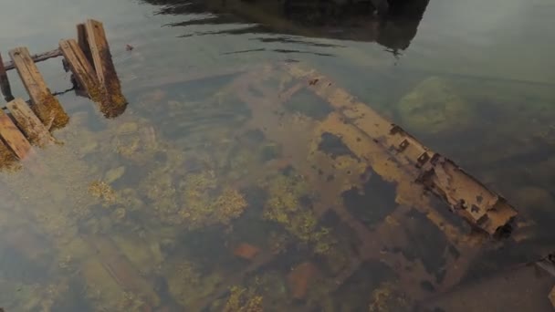 러시아의 콜라 반도에 있는 티레 베르카라는 먼 북쪽 마을에 있는 바렌츠 해 안에 있는 선박 묘지다. 매끈 한 카메라 움직임. — 비디오