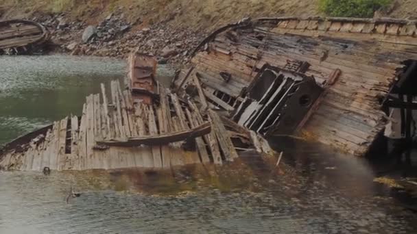 Scheepsbegraafplaats aan de oever van de Barentszzee in het verre noordelijke dorp Teriberka op het schiereiland Kola, Rusland. Soepele camerabeweging. — Stockvideo