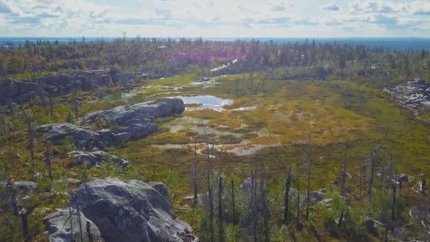 Luchtfoto van de mysterieuze Vottovaara berg in Karelië, Rusland. — Stockvideo