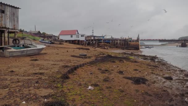 Vista della riva nell'estremo villaggio settentrionale di Teriberka sulla penisola di Kola, in Russia. I resti di una nave e strutture pendenti. — Video Stock