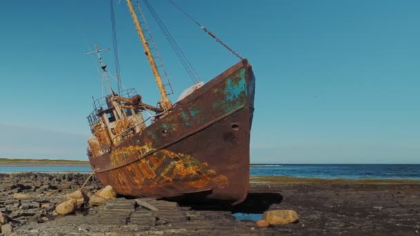 Rusya 'nın Rybachy Yarımadası' ndaki Barents Denizi kıyısında terk edilmiş bir gemi. Yumuşak kamera hareketi. — Stok video