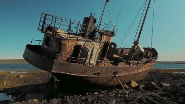 Verlaten schip aan de kust van de Barentszzee op het Rybachy schiereiland, Rusland. Soepele camerabeweging. — Stockvideo