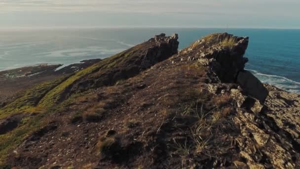 Uitzicht op het Rybachy schiereiland, Rusland. De tektonische platen van de Kaap Kekurski. Soepele camerabeweging. — Stockvideo