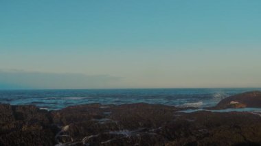 Rybachy Yarımadası 'nda Barents sahilinde büyük bir dalga kopar..