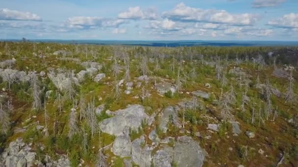 Luftaufnahme des mysteriösen Vottovaara-Berges in Karelien, Russland. — Stockvideo
