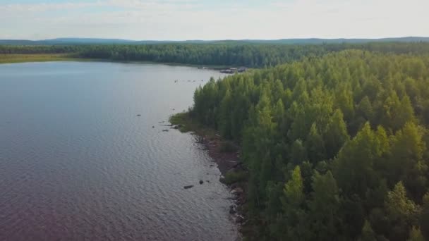 Vista aérea de la orilla del lago en Karelia con casas inclinadas hundidas en el agua, Rusia. — Vídeos de Stock