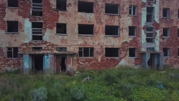 Flygfoto över den övergivna militära bosättningen Bolsko ozerko på Rybachy halvön, Ryssland. — Stockvideo