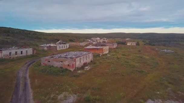 Luchtfoto van de verlaten militaire nederzetting Bolshoe ozerko op het schiereiland Rybachy, Rusland. — Stockvideo