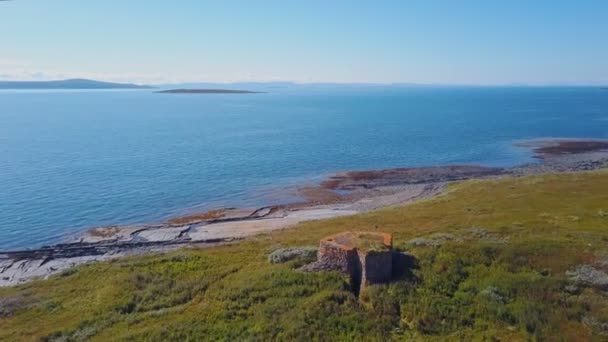 Vue aérienne du paysage de la péninsule de Rybachy, Russie. Casemate militaire au bord de la mer de Barents. — Video