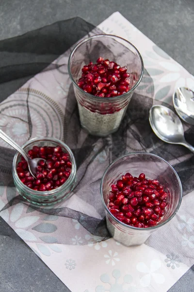 Hindistan cevizi sütü ve nar ile Chia puding.