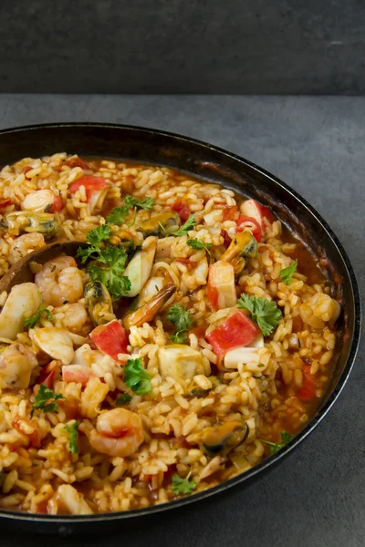 İspanyol yemeği paella deniz ürünleri ile denilen.