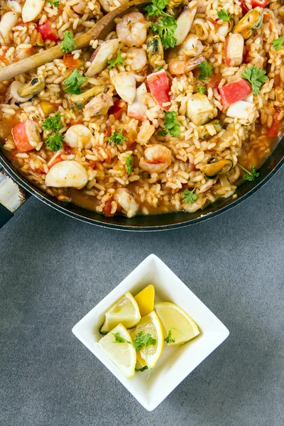 İspanyol yemeği paella deniz ürünleri ile denilen.