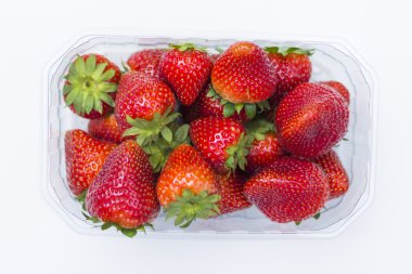 Beyaz arka plan üzerinde sapları ile taze çilek.