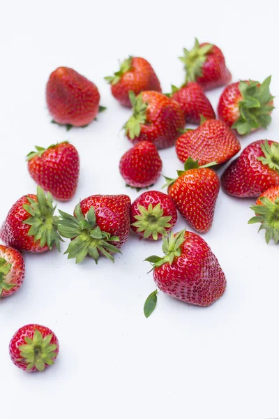 Beyaz arka plan üzerinde sapları ile taze çilek.