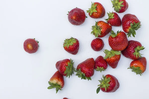 흰색 바탕에 자루와 신선한 딸기. — 스톡 사진