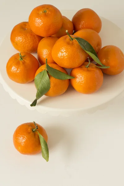 Tangerinas. Mandarins. Clementinas. Com fundo branco . — Fotografia de Stock