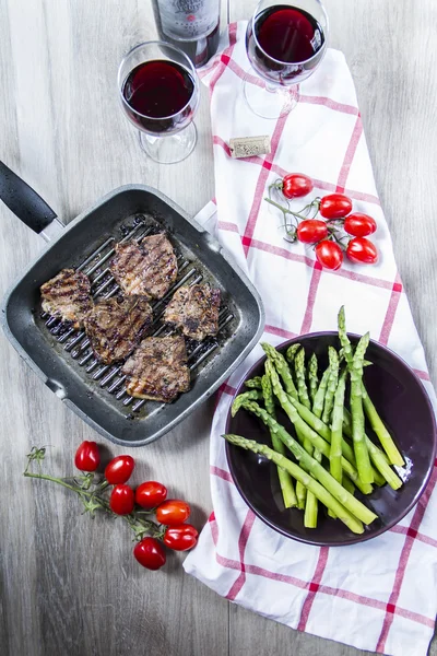 Yeşil kuşkonmaz ile ızgara kuzu.