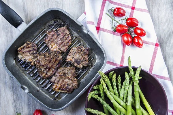 Yeşil kuşkonmaz ile ızgara kuzu.