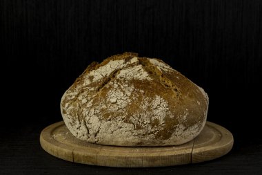 Siyah arkaplanda buğday ekmeği.