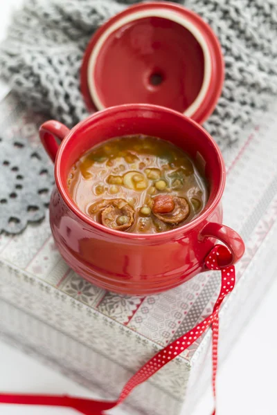 Mercimek ve chorizo ile İspanyol çorbası.