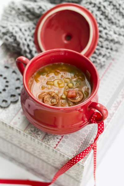 Mercimek ve chorizo ile İspanyol çorbası.