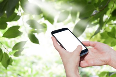 Hareket eden telefon içinde bir kadın eli. Modern teknolojiler sevinç hayatımızın içine getirmek..