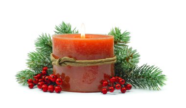 Noel ve Yeni Yıl Tatil Sanat Tasarımı, mum ve kozalaklı köknar ağacı. Noel tatili arka planı, Noel arkaplanı. Beyazda izole edilmiş.