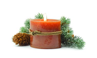 Noel süsleri ve mumları olan fidan dalı. Noel süslemeleri ve mumları olan fidan dalı. Noel ve Yeni Yıl festivali geçmişi. Beyazda izole edilmiş.