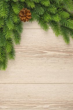 Çam dalları ve koniler. Noel arkaplanı köknar ağacı ve açık tahta süsleme. Şenlik dekorasyonu. Boşluğu kopyala. Düz yatıyordu. Üst görünüm. 