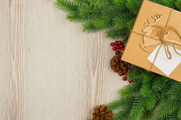 新年礼品盒上有鹿 枝条圣诞树在木制背景上 带有文字空间的横幅 乡村音乐背景 用圣诞树枝条装饰的老式木板 平躺在地板上 头号选手 — 图库照片