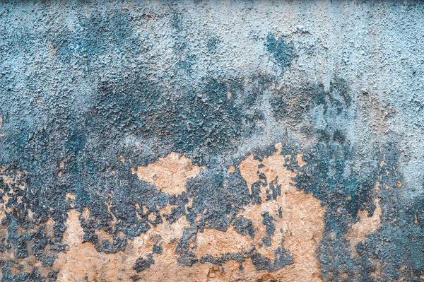 旧的开裂的风化漆墙背景纹理 漆片脱落的肮脏的剥皮石膏墙 带有划痕和裂缝的不均匀表面 — 图库照片
