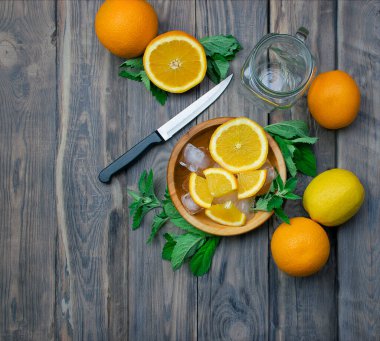 Yaz tazeleyici kokteyller, limonata veya limonlu mojito, portakal ve buzlu nane. Yaz turunçgilleri alkolsüz içecekler, kokteyller, limonata.