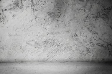 Alçı duvarlı, gri arka planlı boş bir oda. Boş bir odada eski bir duvar. Ürünlerinizin montaj ve reklamları için arka plan.