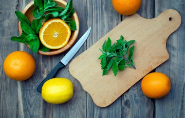 Yaz hazırlıkları, ferahlatıcı meyve içecekleri. Ahşap bir masada güveç ve aromatik otlar. Sağlıklı beslenme ve detoksifikasyon kavramı. Vitaminler.