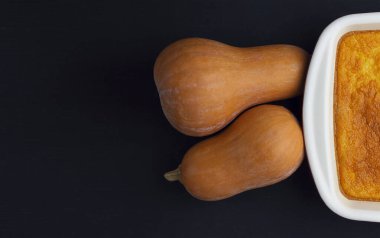 Sebze kabağı posteri ya da duvar kağıdı. Balkabağı pişirme ustası sınıfı. Şükran Günü şablonu. Güz tarifi resmi. Vejetaryen hayatı. Düz yatıyordu. Şükran Günü ya da Cadılar Bayramı kavramı