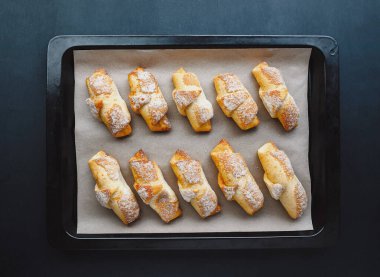 Taze pişmiş kruvasan ve çikolata. Fransız kruvasanı kahvaltısı. Tahta masada taze pişmiş kruvasan ve mutfak gereçleri. Üst Manzara. Düz yat, boşluğu kopyala.