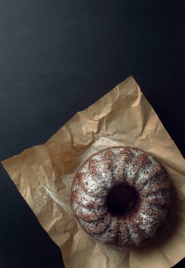 Çikolatalı fırın. Evde pişirme, evde fırın. Ağız sulandırıcı, ahşap arka planda ev yapımı kek. Fırın ürünleri. Üst Manzara. Fırın ürünleri. Yukardan çekilen hayat düzdü..