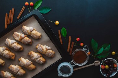 Taze pişmiş kruvasan. Sıcak taze kruvasanlar. Fransız ve Amerikan kruvasanları ve fırınlanmış hamur işlerinin tadını çıkarırlar. Pankart, menü, tarif, üst manzara. Kahvaltı için lezzetli bir tatlı. Kahve dükkanında kahvaltı.