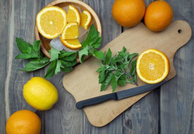 Yaz tazeleyici kokteyller, limonata veya limonlu mojito, portakal ve buzlu nane. Yaz turunçgilleri alkolsüz içecekler, kokteyller, limonata.