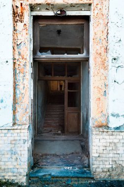 Terk edilmiş ev kötü durumda. Pencerelerdeki kırık camlar. Parçalanmış duvarlar ve ahşap kapılar. şehir terk edilmiş kenar mahalleler.