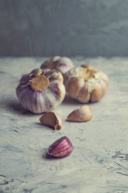 Organik sarımsak. Arka planda sarımsak ve sarımsak soğanı var. Sarımsak ya da baharat dolu. Seçili odak. Sağlıklı yemek pişirmek için baharat kavramı.