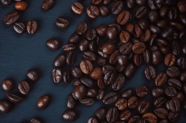 Kahve çekirdeği dokusu veya kahve çekirdeği arkaplanı. Kahverengi kahve çekirdekleri. Kahve çekirdeklerini yakından çek. Bir sürü kahve çekirdeği. Kahve çekirdekleri arka plan olarak kullanılabilir. Taze kavrulmuş kahve çekirdeği. Kahve çekirdekleri ahşap kaşıkta