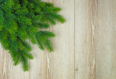 Çam dalları ve koniler. Noel arkaplanı köknar ağacı ve açık tahta süsleme. Şenlik dekorasyonu. Boşluğu kopyala. Düz yatıyordu. Üst görünüm. 