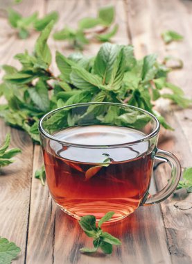 Naneli bitki çayı. Antiviral bağışıklık çayı. Bağışıklık sistemini güçlendirmek için vitaminler. Sonbahar sezonu. Soğuk algınlığına karşı doğal koruma.