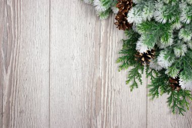 Noel arkaplanı. Noel ağacı ve süslemeler. Kış ya da yeni yıl konsepti. Ahşap arka plan. Düz konum, üst görünüm, kopyalama alanı.