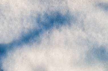 Temiz, beyaz arka plan dokusu. Kış arka planında donmuş kar taneleri ve kar yığınları var. Kar yığınları. Mevsimlik manzara detayları. Soğuk hava. Köpüklü kar. Dondurucu gün.